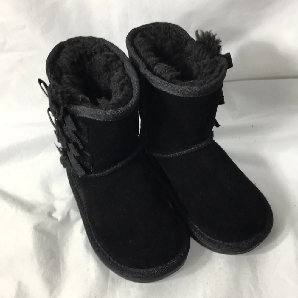 Koolaburra Girl Victoria Short Black Suede Winter Boot Size 6 Like-NEW Condition